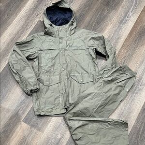 (17) Columbia Men's Green Raincoat Set